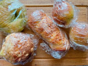 総菜パンや菓子パンは、１つずつラップにくるみ、ジップロックに入れて冷凍保存