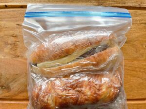 総菜パンや菓子パンは、１つずつラップにくるみ、ジップロックに入れて冷凍保存